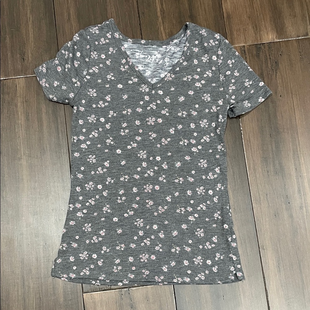Women’s Gray Floral Short Sleeve V-Neck Top